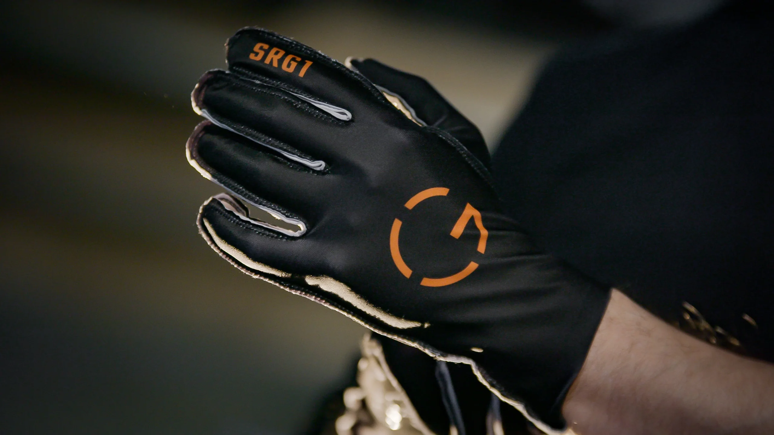 SRG1 – Sim Racing Glove 1 Promot Shot